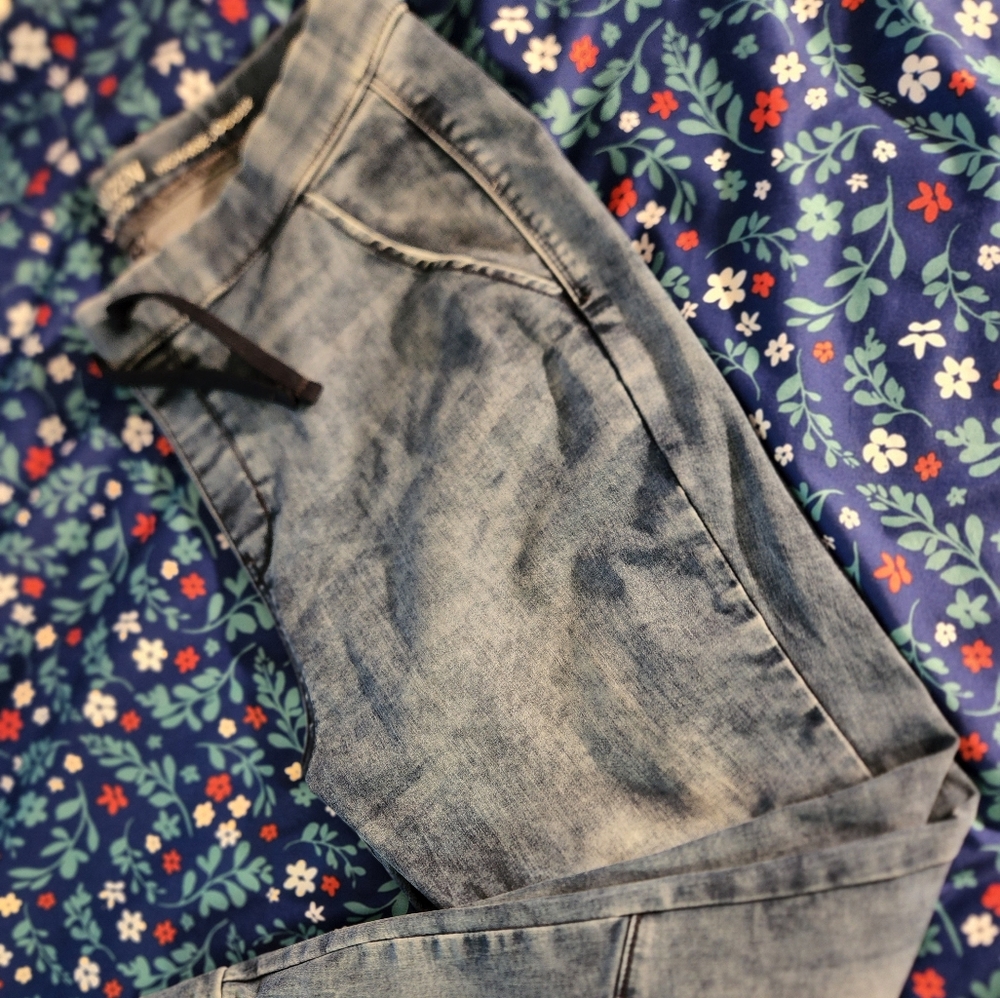 Women's levis denizen jeggings.